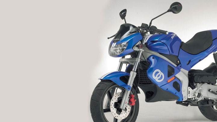 Gilera DNA 50 2005 Side Pose in Blue